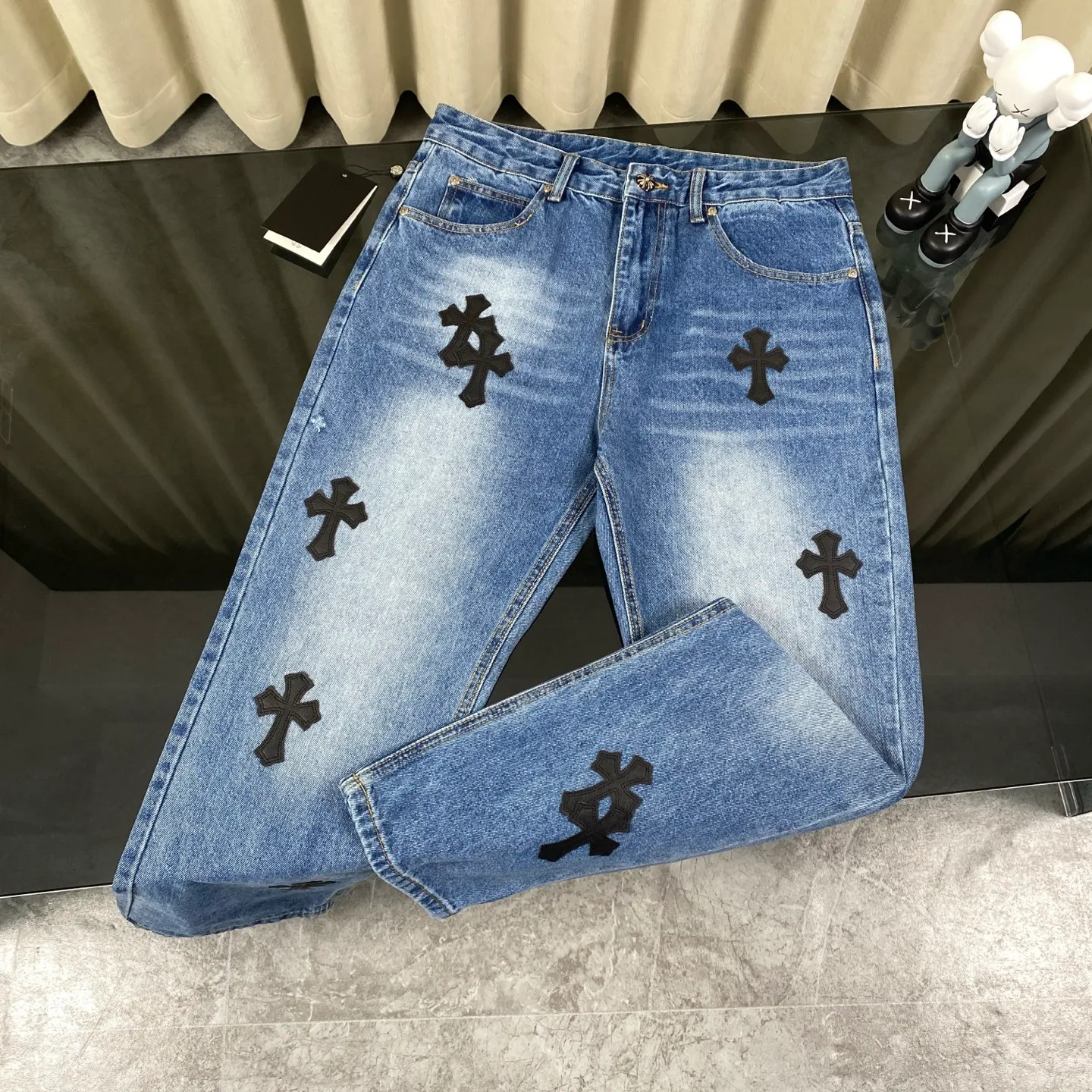 🅿️240 Correct version Chroe Hets CH black pink leather jeans, counter price 4W level, patchwork cross pattern embellishment, women's high-waisted washed jeans! ! Absolutely high-end luxury products, 1.9W level god-level single products, super popular products, built with top heavy industry, a magic weapon that cannot be missed [About Zangyin] This is an extremely luxurious fashion brand that can also be called the aristocrats of the high street. It has always been an exclusive brand for some hipsters or rich second generations. Compared with ordinary high streets, it is more luxurious and noble. Compared with luxury brands, it has a more fashionable personality and has always been a brand that I have a special liking for. A6632 [Top heavy industry fashionable design] Consistently high-street luxury style creation. Speaking of this style, the Zangyin family and GU family are definitely the leading representative brands. Especially the Zangyin family has really achieved a state-of-the-art effect in creating high-street style. The color system of this model is made of unique washed materials. It is already quite eye-catching. It is decorated with pink patchwork cross flowers, which cleverly highlights the charm of the brand. Secondly, this model uses classic The classic high-waist cutting design highlights the long legs and the fashionable temperament of the upper body. The brand is highly recognizable and the slim fit configuration is more suitable for daily wear. This product is a product that interprets personality, fashion, and specifications at a glance. This single product is enough to make any fan excited. It can be a white T-shirt for youthful preppy style, or a tight sling for royal lady style. It has strong matching ability and can be easily controlled by men.  [Material and craftsmanship] Needless to say, this point goes without saying. As an excellent craftsman brand, Zangyin has really perfect requirements for details and craftsmanship. The washed color of this model has gone through so many processes, not to mention the embellishment of the denim appliqués. It is also purely handmade and sewn. Just like what they believe in, only handmade things have soul and have the meaning of wear. A top-notch heavy-duty fashionable denim item, I look forward to your perfect interpretation! ! 28-34 corresponds to S-XL